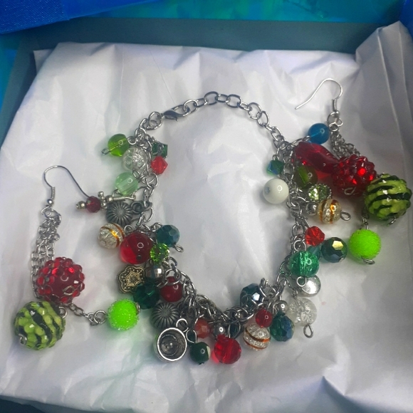 Christmas gift box with charm bracelet and earrings - Picture 5 of 6